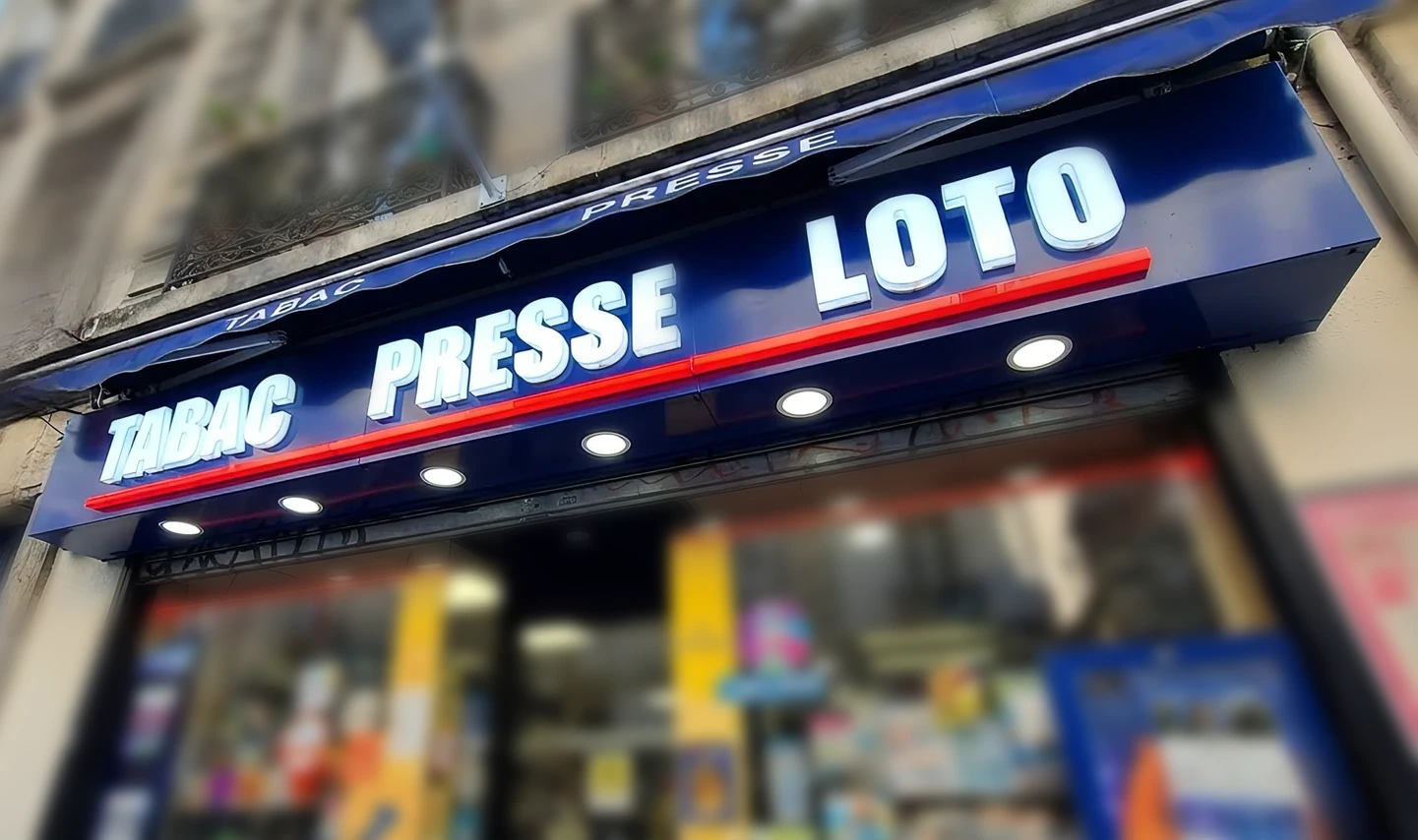 3D-Simulation der Fassade eines Tabak- und Zeitschriftenladens in Dijon: beleuchtetes Schild TABAC PRESSE LOTO über einer blauen Markise