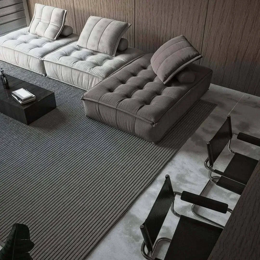 3D-Rendering eines Wohnzimmers mit grauem, gestepptem Modulsofa und schwarzen Ledersesseln